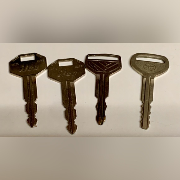 Lot of 4 1990 Vintage Toyota 4Runner Car Keys - Picture 1 of 7
